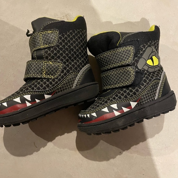 Toddler Size 5 Winter boots - Picture 2 of 3